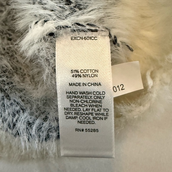 Express Black White Plaid Fuzzy Knit Sweater Cropped Long Sleeve Size Small - Picture 7 of 7